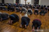 Jamaah melaksakanan shalat di Masjid Salman ITB, Bandung, Jawa Barat (17/3/2020). Pengurus Masjid Salman ITB menerapkan pemberian jarak 15 cm hingga 30 cm antarjamaah dalam saf (barisan) pada setiap salat lima waktu guna meminimalisir dan mencegah penyebaran Virus Corona atau COVID-19. ANTARA JABAR/Novrian Arbi/agr