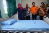 Gubernur Jawa Timur Khofifah Indar Parawansa (kiri) didampingi Sekda Provinsi Jawa Timur Heru Tjahjono (kedua kanan), Direktur RSUD dr Soetomo Joni Wahyuhadi (kanan) dan Direktur Rumah Sakit Jiwa Menur Moch Hafidin Ilham (kedua kiri) melihat salah satu ruang isolasi di RS Jiwa Menur, Surabaya, Jawa Timur, Selasa (17/3/2020). Pemerintah Provinsi Jawa Timur meningkatkan fasilitas di rumah sakit dengan menambah ruang isolasi bagi pasien COVID-19 sebanyak 112 ranjang pasien di RS Jiwa Menur dan 20 ranjang pasien di RSUD dr Soetomo. Antara Jatim/Moch Asim/zk.