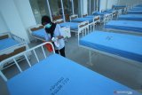 Pekerja membersihkan ranjang pasien di salah satu ruang isolasi di RS Jiwa Menur, Surabaya, Jawa Timur, Selasa (17/3/2020). Pemerintah Provinsi Jawa Timur meningkatkan fasilitas di rumah sakit dengan menambah ruang isolasi bagi pasien COVID-19 sebanyak 112 ranjang pasien di RS Jiwa Menur dan 20 ranjang pasien di RSUD dr Soetomo. Antara Jatim/Moch Asim/zk.