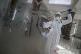 Petugas Dinas Pangan dan Pertanian Kota Cimahi menyemprotkan cairan disinfektan di Masjid Agung Cimahi Utara, Jawa Barat, Selasa (17/3/2020). Penyemprotan disinfektan di setiap sudut masjid yang sering digunakan oleh jamaah tersebut dilakukan sebagai upaya untuk mencegah penyebaran virus Corona (COVID-19) yang telah ditetapkan sebagai pandemik oleh WHO. ANTARA JABAR/Raisan Al Farisi/agr