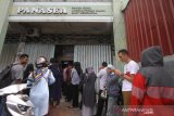 Sejumlah warga mengantre untuk membeli cairan antiseptik (pembersih tangan) di salah satu toko alat kesehatan di Banjarmasin, Kalimantan Selatan, Selasa (17/3/2020).  Stok masker dan cairan antiseptik (pembersih tangan)  mulai langka di Kota Banjarmasin sehingga pembelian masker dan cairan antiseptik dibatasi menyusul wabah virus corona (COVID-19) yang mulai masuk di Indonesia. Foto Antaranews Kalsel/Bayu Pratama S.