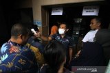 Petugas memeriksa suhu tubuh warga saat mengantre untuk membeli cairan antiseptik (pembersih tangan) di salah satu toko alat kesehatan di Banjarmasin, Kalimantan Selatan, Selasa (17/3/2020). Stok masker dan cairan antiseptik (pembersih tangan) mulai langka di Kota Banjarmasin sehingga pembelian masker dan cairan antiseptik dibatasi menyusul wabah virus corona (COVID-19) yang mulai masuk di Indonesia. Foto Antaranews Kalsel/Bayu Pratama S.