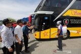 Ketua DPRK Kota Banda Aceh Farid Nyak Umar (dua kiri) dan para anggota dewan menyaksikan petugas Balai Pengelola Transportasi Darat (BPTD) Kementerian Perhubungan melakukan penyemprotan cairan disinfektan di dalam bus antar kota antar provinsi di Terminal Terpadu Batoh, Banda Aceh, Aceh, Selasa (17/3/2020). Penyemprotan disinfektan dilakukan guna mencegah penularan Corona Virus Disease 2019 (COVID-19). Antara Aceh/Irwansyah Putra.