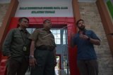 Ahli satwa liar asal Amerika Serikat Forrest Galante (kanan) bersama Kepala BKSDA Sulawesi Tengah, Hasmuni (kedua kiri) menjawab pertanyaan wartawan usai melakukan pertemuan di Kantor BKSDA Sulawesi Tengah di Palu, Senin (16/3/2020). Upaya penyelamatan buaya yang terjerat ban sepeda motor oleh Forrest Galante bersama Satgas penanganan satwa BKSDA Sulawesi Tengah terpaksa dihentikan sementara waktu guna mengantisipasi merebaknya COVID-19. ANTARA FOTO/Mohamad Hamzah/ama.