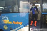 PENYEMPROTAN DISINFEKTAN BUS TRANS PADANG