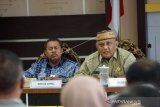 Gubernur Gorontalo Rusli Habibie (kanan) didampingi Ketua DPRD Provinsi Gorontalo Paris Jusuf (kiri) memimpin rapat penanganan wabah virus corona (COVID-19) Forum Komunikasi Pimpinan Daerah (Forkopimda) di rumah jabatan Gubernur, di Kota Gorontalo, Gorontalo, Selasa (17/3). Rapat tersebut membahas pembentukan gugus tugas, posko terpadu, sosialisasi hidup sehat, pemeriksaan pendatang, pemantauan WNA dan WNI yang tiba dari luar negeri serta kesiapan logistik dan fasilitas kesehatan dalam rangka mencegah penyebaran wabah virus corona. (ANTARA FOTO/Adiwinata Solihin)