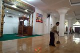 Pengurus Masjid Nurul Iman Padang gulung karpet sajadah cegah COVID-19