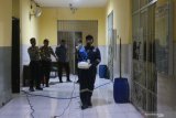 Petugas menyemprotkan disinfektan di Polrestabes Surabaya, Jawa Timur, Selasa (17/3/2020). Penyemprotan itu guna mengantisipasi penyebaran Virus Corona (COVID-19). Antara Jatim/Didik/Zk
