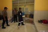 Petugas menyemprotkan disinfektan di Polrestabes Surabaya, Jawa Timur, Selasa (17/3/2020). Penyemprotan itu guna mengantisipasi penyebaran Virus Corona (COVID-19). Antara Jatim/Didik/Zk