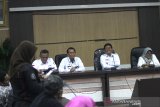 Kepala Dinas Kesehatan Provinsi Kalimantan  Muhamad Muslim (dua kanan) didampingi Direktur RSUD Ulin Suciati (kanan), Kepala Biro Humas dan Protokol Setda Provinsi Kalimantan Selatan Kurnadiansyah (dua kiri) dan Kepala Diskominfo Provinsi Kalimantan Selatan Gusti Yanuar Noor Rifai (kiri) memberikan penjelasan saat konferensi pers terkait enam Pasien Dalam Pengawasan (PDP) virus COVID-19 di Kantor Dinas Kesehatan Provinsi Kalsel, Banjarmasin, Kalimantan Selatan, Rabu (18/3/2020). RSUD Ulin Banjarmasin menerima enam pasien dalam pengawasan virus COVID-19 serta satu Orang Dalam Pemantauan (ODP) virus COVID-19 dari enam pasien tersebut salah satu pasien yang diberi nama Ulin 6 meninggal akibat penyakit Pneumonia dan Diabetes Melitus. Foto Antaranews Kalsel/Bayu Pratama S.