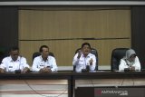 Kepala Dinas Kesehatan Provinsi Kalimantan  Muhamad Muslim (dua kanan) didampingi Direktur RSUD Ulin Suciati (kanan), Kepala Biro Humas dan Protokol Setda Provinsi Kalimantan Selatan Kurnadiansyah (dua kiri) dan Kepala Diskominfo Provinsi Kalimantan Selatan Gusti Yanuar Noor Rifai (kiri) memberikan penjelasan saat konferensi pers terkait enam Pasien Dalam Pengawasan (PDP) virus COVID-19 di Kantor Dinas Kesehatan Provinsi Kalsel, Banjarmasin, Kalimantan Selatan, Rabu (18/3/2020). RSUD Ulin Banjarmasin menerima enam pasien dalam pengawasan virus COVID-19 serta satu Orang Dalam Pemantauan (ODP) virus COVID-19 dari enam pasien tersebut salah satu pasien yang diberi nama Ulin 6 meninggal akibat penyakit Pneumonia dan Diabetes Melitus. Foto Antaranews Kalsel/Bayu Pratama S.