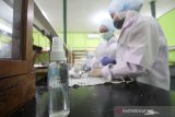 Pelajar membuat cairan antiseptik atau hand sanitizer di Laboratorium SMK ISFI Banjarmasin, Kalimantan Selatan, Rabu (18/3/2020). Siswa SMK ISFI Banjarmasin memproduksi cairan antiseptik pembersih tangan sebagai antisipasi untuk pencegahan penyebaran virus COVID-19 yang dijual seharga Rp20.000 per botol ukuran 20 mililiter dan Rp25.000 per botol ukuran 100 mililiter. Foto Antaranews Kalsel/Bayu Pratama S.