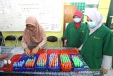 Guru SMK ISFI Banjarmasin menyusun cairan antiseptik atau hand sanitizer di Laboratorium SMK ISFI Banjarmasin, Kalimantan Selatan, Rabu (18/3/2020). Siswa SMK ISFI Banjarmasin memproduksi cairan antiseptik pembersih tangan sebagai antisipasi untuk pencegahan penyebaran virus COVID-19 yang dijual seharga Rp20.000 per botol ukuran 20 mililiter dan Rp25.000 per botol ukuran 100 mililiter. Foto Antaranews Kalsel/Bayu Pratama S.