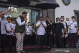 Menteri Dalam Negeri RI Tito Karnavian (kelima Kanan) memberi salam tanpa bersentuhan dengan Gubernur Jawa Barat Ridwan Kamil  (ketiga kiri) usai memberikan keterangan pers di Gedung Sate, Bandung, Jawa Barat, Rabu (18/3/2020). Menteri Dalam Negeri berkoordinasi dengan Pemerintah Jawa Barat untuk memantau kesiapan penanganan dan pencegahan penyebaran virus COVID-19 salah satunya tercukupi stok sembako bagi masyarakat serta kesiapan menjadikan RSHS sebagai rumah sakit khusus COVID-19 apabila terjadi kemungkinan penyebaran secara masif. ANTARA JABAR/Novrian Arbi/agr