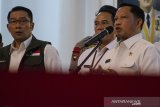 Menteri Dalam Negeri RI Tito Karnavian (kanan) didampingi  Gubernur Jawa Barat Ridwan Kamil  (kiri) memberikan keterangan pers di Gedung Sate, Bandung, Jawa Barat, Rabu (18/3/2020). Menteri Dalam Negeri berkoordinasi dengan Pemerintah Jawa Barat untuk memantau kesiapan penanganan dan pencegahan penyebaran virus COVID-19 salah satunya tercukupi stok sembako bagi masyarakat serta kesiapan menjadikan RSHS sebagai rumah sakit khusus COVID-19 apabila terjadi kemungkinan penyebaran secara masif. ANTARA JABAR/Novrian Arbi/agr