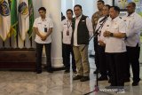 Menteri Dalam Negeri RI Tito Karnavian (kedua Kanan) didampingi Gubernur Jawa Barat Ridwan Kamil (ketiga kiri) memberikan keterangan pers di Gedung Sate, Bandung, Jawa Barat, Rabu (18/3/2020). Menteri Dalam Negeri berkoordinasi dengan Pemerintah Jawa Barat untuk memantau kesiapan penanganan dan pencegahan penyebaran virus COVID-19 salah satunya tercukupi stok sembako bagi masyarakat serta kesiapan menjadikan RSHS sebagai rumah sakit khusus COVID-19 apabila terjadi kemungkinan penyebaran secara masif. ANTARA JABAR/Novrian Arbi/agr