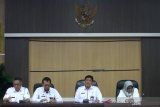 Kepala Dinas Kesehatan Provinsi Kalimantan  Muhamad Muslim (dua kanan) didampingi Direktur RSUD Ulin Suciati (kanan), Kepala Biro Humas dan Protokol Setda Provinsi Kalimantan Selatan Kurnadiansyah (dua kiri) dan Kepala Diskominfo Provinsi Kalimantan Selatan Gusti Yanuar Noor Rifai (kiri) memberikan penjelasan saat konferensi pers terkait enam Pasien Dalam Pengawasan (PDP) virus COVID-19 di Kantor Dinas Kesehatan Provinsi Kalsel, Banjarmasin, Kalimantan Selatan, Rabu (18/3/2020). RSUD Ulin Banjarmasin menerima enam pasien dalam pengawasan virus COVID-19 serta satu Orang Dalam Pemantauan (ODP) virus COVID-19 dari enam pasien tersebut salah satu pasien yang diberi nama Ulin 6 meninggal akibat penyakit Pneumonia dan Diabetes Melitus. Foto Antaranews Kalsel/Bayu Pratama S.