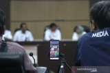 Seorang jurnalis merekam menggunakan handphone saat konferensi pers terkait enam Pasien Dalam Pengawasan (PDP) virus COVID-19 di Kantor Dinas Kesehatan Provinsi Kalsel, Banjarmasin, Kalimantan Selatan, Rabu (18/3/2020). RSUD Ulin Banjarmasin menerima enam pasien dalam pengawasan virus COVID-19 serta satu Orang Dalam Pemantauan (ODP) virus COVID-19 dari enam pasien tersebut salah satu pasien yang diberi nama Ulin 6 meninggal akibat penyakit Pneumonia dan Diabetes Melitus. Foto Antaranews Kalsel/Bayu Pratama S.