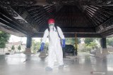 Petugas BPBD menyemprot cairan disinfektan di kawasan Makam Soekarno di Blitar, Jawa Timur, Rabu (18/3/2020). Pasca malakukan penyemprotan disinfektan, Pemkot Blitar secara resmi menutup kawasan Makam Presiden Pertama RI Soekarno dari kunjungan dan peziarah terhitung mulai hari ini, hingga 29 Maret 2020 mandatang, guna mengantisipasi penyebaran COVID-19 di wilayah tersebut. Antara Jatim/Irfan Anshori/zk.