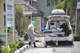 Petugas medis membawa seorang Pasien Dalam Pengawasan (PDP) terduga COVID-19 di Rumah Sakit Umum Pusat (RSUP) H Adam Malik Medan, Sumatera Utara, Rabu (18/3/2020). Saat ini pihak rumah sakit telah mengisolasi 10 orang PDP terduga COVID-19 dan tiga orang PDP telah dinyatakan negatif/sudah dipulangkan.