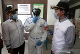 Ketua DPRK Banda Aceh Farid Nyak Umar (kanan) dan Wakil Ketua Isnaini Husda (kiri) berbincang dengan petugas medis yang telah menggunakan Alat Pelindung Diri (APD) saat meninjau kesiapan Rumah Sakit Umum Daerah (RSUD) Meuraxa dalam upaya penanganan pasien yang diduga terinfeksi virus Corona (COVID-19) di Banda Aceh, Aceh, Rabu (18/3/2020). Kementerian Kesehatan telah menyiapkan 100 rumah sakit umum di berbagai daerah yang dilengkapi ruang isolasi beserta APD untuk petugas untuk penanganan pasien yang terinfeksi COVID-19. Antara Aceh/Irwansyah Putra.