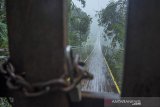 Suasana kawasan wisata jembatan gantung Situgunung yang tidak beroperasi di Kabupaten Sukabumi, Jawa Barat, Rabu (18/3/2020). Pemkab Sukabumi melakukan penutupan kawasan wisata Cimalati dan jembatan gantung Situgunung untuk pencegahan serta mengantisipasi penyebaran COVID-19. ANTAR JABAR/Iman Firmansyah/agr