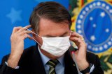 Presiden Brazil lepas masker di depan publik pascapulih dari COVID-19