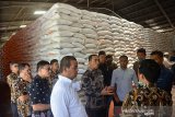 Ketua DPR Aceh, Dahlan Jamaluddin (kedua kiri) bersama rombongan berbincang dengan Pemimpin Perum Bulog provinsi Aceh , Irsan Nasution (kanan) saat meninjau persediaan beras di gudang penyimpanan, Desa Siron, Aceh Besar, Aceh, Kamis (19/3/2020). Bulog Aceh menyatakan persediaan beras saat ini sekitar 21.000 ton atau cukup untuk memenuhi kebutuhan hingga Juni 2020. Antara Aceh/Ampelsa
