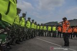 Sejumlah personil mengikuti apel gabungan Gugus Tugas Percepatan Penanganan Covid-19 di Makodim Kota Tasikmalaya, Jawa Barat, Kamis (19/3/2020).  Pembentukan gugus tugas percepatan penanganan virus corona atau COVID-19 yang melibatkan unsur TNI, Polri, dan BPBD bertujuan untuk mengedukasi masyarakat agar memahami dan mengantisipasi peredaran virus tersebut. ANTARA JABAR/Adeng Bustomi/agr