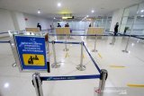 Lantai yang telah diberi stiker panduan jarak di Terminal Bandara Internasional Syamsudin Noor, Banjarbaru, Kalimantan Selatan, Kamis (19/3/2020). Untuk upaya meminimalisir potensi penyebaran COVID-19, PT Angkasa Pura I (Persero) selaku pengelola Bandara Internasional Syamsudin Noor menerapkan 'Social Distancing' dengan menempelkan stiker panduan jarak untuk mengatur jarak antar orang di beberapa tempat pelayanan publik bandara. Foto Antaranews Kalsel/Bayu Pratama S.