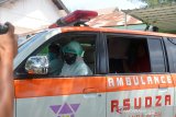 Petugas medis menggunakan mobil ambulan membawa pasien baru suspect COVID-19 saat tiba ruangan Respiratory Intensive Care Unit (RICU) Rumah Sakit Umum Zainal Abidin, Banda Aceh, Kamis (19/3/2020). Menurut data sementara hingga saat ini jumlah pasien suspect COVID-19 yang menjalani perawatan di rumah sakit tersebut bertambahn menjadi tujuh orang. Antara Aceh/Ampelsa.