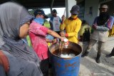 Petani mengencerkan insektisida bantuan Dinas Pertanian dan Perkebunan untuk mengendalikan hama Wereng Batang Cokelat (WBC) yang menyerang tanaman padi di Desa Paron, Kediri, Jawa Timur, Kamis (19/3/2020). Data dari Dinas Pertanian dan Perkebunan Kediri menyatakan WBC telah menyerang tanaman padi seluas 25,8 hektar sehingga harus dilakukan penyemprotan serentak pada lahan pertanian seluas 326,5 hektar untuk memutus mata rantai perkembangan hama. Antara Jatim/Prasetia Fauzani/zk.