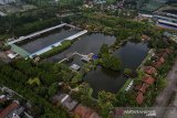 Foto udara Wisata Alam Floating Market, Lembang, Kabupaten Bandung Barat, Jawa Barat, Kamis (19/3/2020). Mulai hari ini, Kamis (19/3) Pemerintah Kabupaten Bandung Barat meminta agar pengelola kawasan wisata menutup usahanya selama dua minggu guna mengantisipasi kerumunan wisatawan yang berpotensi dapat memperluas penyebaran COVID-19 di Jawa Barat. ANTARA JABAR/Raisan Al Farisi/agr