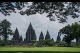 Foto suasana Taman Wisata Candi Prambanan di Sleman, DI Yogyakarta, Jumat (20/3/2020). Pihak PT Taman Wisata Candi (TWC) menutup sementara Candi Borobudur, Candi Prambanan dan Candi Ratu Boko menutup sementara dari hari Jumat (20/3/2020) hingga Minggu (29/3/2020) untuk mencegah penyebaran virus Corona atau COVID-19 di destinasi pariwisata. ANTARA FOTO/Hendra Nurdiyansyah/nym.