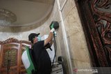 Gubernur Kalimantan Selatan Sahbirin Noor menyemprotkan cairan disinfektan di kawasan Masjid Raya Sabilal Muhtadin, Banjarmasin, Kalimantan Selatan, Jumat (20/3/2020). Penyemprotan di kawasan Masjid yang menjadi tempat ibadah dan ikon wisata religi Provinsi Kalimantan Selatan itu untuk mencegah penyebaran virus corona (COVID-19). Foto Antaranews Kalsel/Bayu Pratama S.