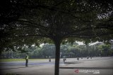 Seorang petugas keamanan berjaga di Lapangan Gasibu, Bandung, Jawa Barat, Jumat (20/3/2020). Pemerintah Provinsi Jawa Barat menutup Lapangan Gasibu sampai waktu yang belum ditentukan guna mencegah kerumunan warga yang berpotensi dapat menyebarkan COVID-19 di Kota Bandung. ANTARA JABAR/Raisan Al Farisi/agr