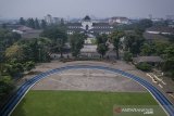 Foto udara Lapangan Gasibu yang sepi di Bandung, Jawa Barat, Jumat (20/3/2020). Pemerintah Provinsi Jawa Barat menutup Lapangan Gasibu sampai waktu yang belum ditentukan guna mencegah kerumunan warga yang berpotensi dapat menyebarkan COVID-19 di Kota Bandung. ANTARA JABAR/Raisan Al Farisi/agr