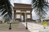 Foto suasana monumen Simpang Lima Gumul (SLG) di Kediri, Jawa Timur, Jumat (20/3/2020). Pemerintah daerah setempat menutup kawasan wisata andalah Kediri tersebut hingga batas waktu yang belum ditentukan guna menanggulang penyebaran COVID-19. Antara Jatim/Prasetia Fauzani/zk.