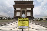 Foto suasana monumen Simpang Lima Gumul (SLG) di Kediri, Jawa Timur, Jumat (20/3/2020). Pemerintah daerah setempat menutup kawasan wisata andalah Kediri tersebut hingga batas waktu yang belum ditentukan guna menanggulang penyebaran COVID-19. Antara Jatim/Prasetia Fauzani/zk.