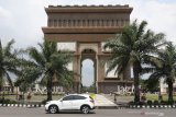 Foto suasana monumen Simpang Lima Gumul (SLG) di Kediri, Jawa Timur, Jumat (20/3/2020). Pemerintah daerah setempat menutup kawasan wisata andalah Kediri tersebut hingga batas waktu yang belum ditentukan guna menanggulang penyebaran COVID-19. Antara Jatim/Prasetia Fauzani/zk.