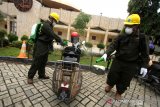 Petugas dari Kantor Kesehatan Pelabuhan (KKP) kelas II Banjarmasin menyemprotkan cairan disinfektan di kawasan Masjid Raya Sabilal Muhtadin, Banjarmasin, Kalimantan Selatan, Jumat (20/3/2020). Penyemprotan di kawasan Masjid yang menjadi tempat ibadah dan ikon wisata religi Provinsi Kalimantan Selatan itu untuk mencegah penyebaran virus corona (COVID-19). Foto Antaranews Kalsel/Bayu Pratama S.