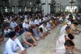 Jamaah mendengar khotbah sebelum dilanjutkan shalat jumat di Masjid Raya Baiturrahman, Banda Aceh, Aceh, Jumat (20/3/2020). Pelaksanaan shalat jumat di Masjid Raya Baiturrahman pascapenyemprotan cairan disinfektan guna mencegah penyebaran cirus COVID-19 itu berlangsung ramai jamaah seperti biasanya. Antara Aceh/Ampelsa.