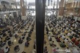 Umat muslim melaksanakan Salat Jumat di Masjid Agung Kota Tasikmalaya, Jawa Barat, Jumat (20/3/2020). Masjid Agung Kota Tasikmalaya tetap melaksanakan salat Jumat, dengan menerapkan pemberian jarak 60 cm hingga satu meter antarjemaah dalam saf atau barisan salat dan tidak menyediakan karpet masjid untuk meminimalisir serta mencegah penyebaran (COVID-19). ANTARA JABAR/Adeng Bustomi/agr