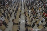 Umat muslim melaksanakan Salat Jumat di Masjid Agung Kota Tasikmalaya, Jawa Barat, Jumat (20/3/2020). Masjid Agung Kota Tasikmalaya tetap melaksanakan salat Jumat, dengan menerapkan pemberian jarak 60 cm hingga satu meter antarjemaah dalam saf atau barisan salat dan tidak menyediakan karpet masjid untuk meminimalisir serta mencegah penyebaran (COVID-19). ANTARA JABAR/Adeng Bustomi/agr