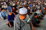 Umat muslim  melaksanakan shalat Jumat di Masjid Nasional Al Akbar Surabaya, Jawa Timur, Jumat (20/3/2020). Masjid tersebut tetap melaksanakan shalat Jumat dengan berbagai aturan seperti setiap jamaah wajib mengenakan masker, pemeriksaan suhu tubuh dan shaf yang berjarak satu meter. Antara Jatim/Zabur Karuru