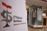 Rektor Institut Teknologi (IT) Telkom Tri Arief Sardjono berdiri di dalam ruang sterilisasi (Sterilization Chamber) saat diuji coba di Surabaya, Jawa Timur, Jumat (20/3/2020). Sterilization Chamber buatan tim dari IT Telkom tersebut diharapkan dapat diproduksi lebih banyak guna mencegah penyebaran COVID-19 di Surabaya. Antara Jatim/Moch Asim/zk.