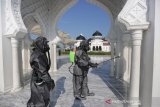 Personil kepolisian Polda Aceh dari jajaran Polresta Banda Aceh, Satuan Brimob dan Bid Dokkes melakukan penyemprotan cairan desinfektan di Masjid Raya Baiturrahman, Banda Aceh, Aceh, Jumat (20/3/2020). Penyemprotan disinfektan yang dilakukan sebelum pelaksanaan ibadah salat jumat itu guna mencegah penularan virus Corona 2019 (COVID-19). Antara Aceh/Irwansyah Putra.