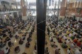 Umat muslim melaksanakan Salat Jumat di Masjid Agung Kota Tasikmalaya, Jawa Barat, Jumat (20/3/2020). Masjid Agung Kota Tasikmalaya tetap melaksanakan salat Jumat, dengan menerapkan pemberian jarak 60 cm hingga satu meter antarjamaah dalam saf atau barisan salat dan tidak menyediakan karpet masjid untuk meminimalisir serta mencegah penyebaran (COVID-19). ANTARA FOTO/Adeng Bustomi/aww.