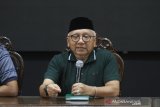 Ketua Gugus Tugas Pencegahan dan Penanganan COVID-19 Pemprov Kalsel Abdul Haris Makkie  memberikan penjelasan saat konferensi pers di Mahligai Pancasila, Banjarmasin, Kalimantan Selatan, Sabtu (21/3/2020). Pemerintah Provinsi Kalimantan Selatan menaikkan status dari siaga darurat menjadi tanggap darurat COVID-19, naiknya status tersebut akibat dua Provinsi tetangga yaitu Kalimantan Timur dan Kalimantan Tengah telah ditemukan pasien positif COVID-19 dan akan melakukan cegah tangkal di daerah perbatasan khususnya di darat dan sungai. Foto Antaranews Kalsel/Bayu Pratama S.