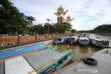 Warga bersantai di kawasan Siring Menara Pandang, Banjarmasin, Kalimantan Selatan, Sabtu (21/3/2020). Kawasan tersebut di tutup sementara oleh Pemerintah Kota Banjarmasin sebagai upaya pencegahan penyebaran virus COVID-19. Foto Antaranews Kalsel/Bayu Pratama S.